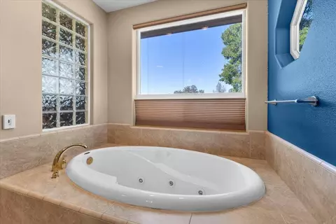 Bath - 1530 Gold Hills Dr, Redding, CA 96003 photo 5 of 10