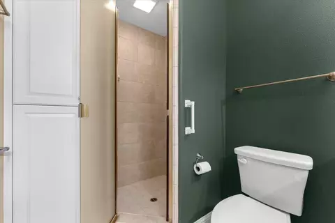 Bath - 1530 Gold Hills Dr, Redding, CA 96003 photo 2 of 10