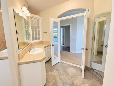 Bath - 1530 Gold Hills Dr, Redding, CA 96003 photo 4 of 6