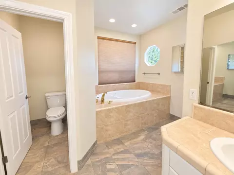 Bath - 1530 Gold Hills Dr, Redding, CA 96003 photo 2 of 6