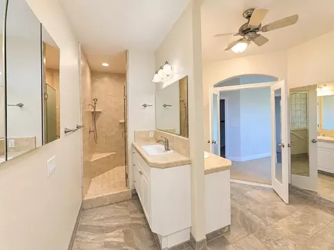 Bath - 1530 Gold Hills Dr, Redding, CA 96003 photo 3 of 6