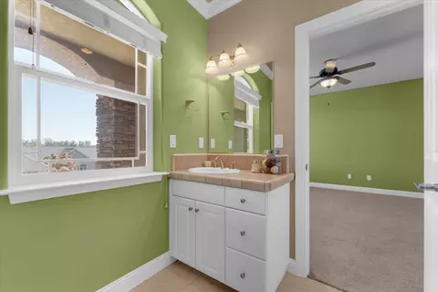 Bath - 1530 Gold Hills Dr, Redding, CA 96003 photo 10 of 10