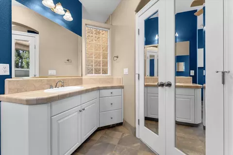 Bath - 1530 Gold Hills Dr, Redding, CA 96003 photo 6 of 10