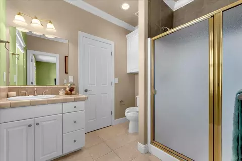 Bath - 1530 Gold Hills Dr, Redding, CA 96003 photo 9 of 10