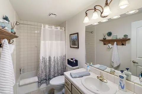 Bath - 6328 Carmel Dr, Redding, CA 96003 photo 2 of 5