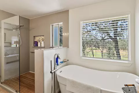 Bath - 6328 Carmel Dr, Redding, CA 96003 photo 4 of 5