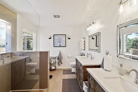 Bath - 6328 Carmel Dr, Redding, CA 96003 photo 3 of 5
