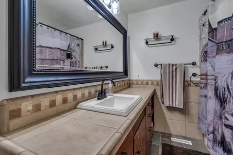 Bath - 216 Treasure Dr, Red Bluff, CA 96080 photo 2 of 3