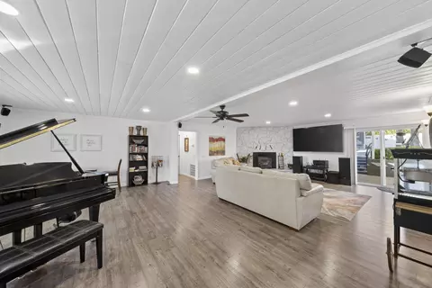 Living - 20114 Vernita Dr, Redding, CA 96003 photo 4 of 6