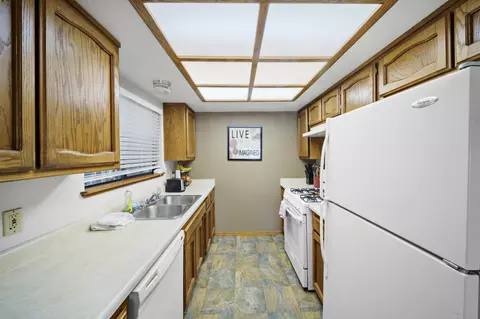 Kitchen - 20114 Vernita Dr, Redding, CA 96003 photo 3 of 4
