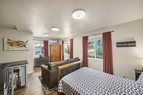 Bedroom - 20114 Vernita Dr, Redding, CA 96003 photo 6 of 7