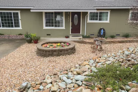 Exterior - 3345 Oakwood Pl, Redding, CA 96001 photo 5 of 15