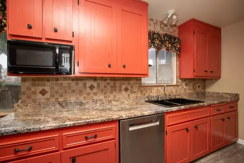 Kitchen - 3345 Oakwood Pl, Redding, CA 96001 photo 2 of 6