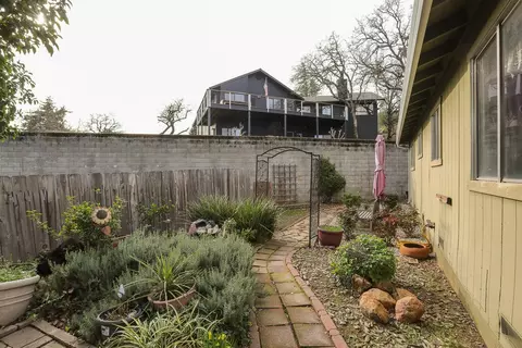 Exterior - 3345 Oakwood Pl, Redding, CA 96001 photo 12 of 15