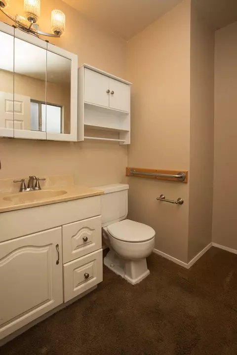 Bath - 3345 Oakwood Pl, Redding, CA 96001 photo 3 of 3