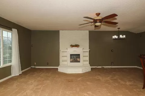 Living - 3345 Oakwood Pl, Redding, CA 96001 photo 4 of 7