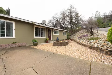 Exterior - 3345 Oakwood Pl, Redding, CA 96001 photo 2 of 15