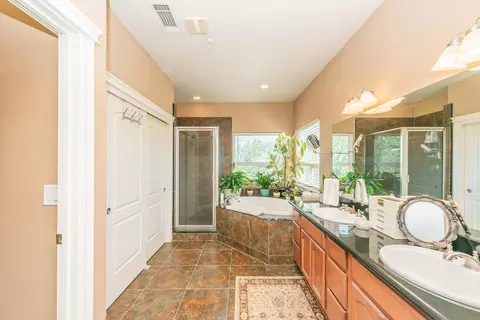 Bath - 1946 Tarmac Rd, Redding, CA 96003 photo 4 of 4