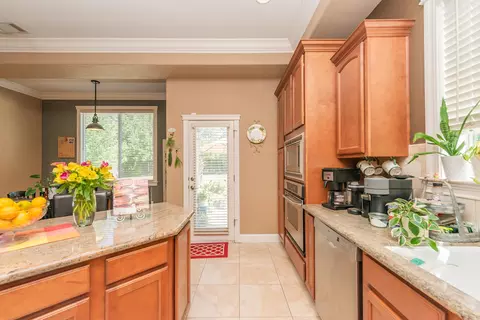 Entry Way - 1946 Tarmac Rd, Redding, CA 96003 photo 4 of 6