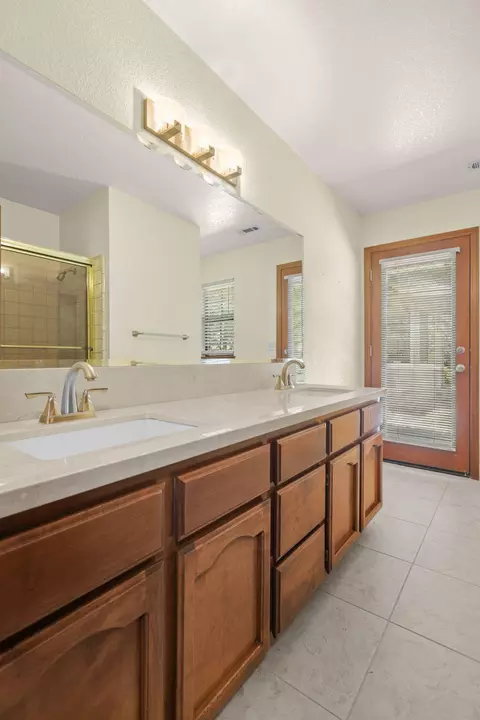 Bath - 2364 La Madre Ct, Redding, CA 96002 photo 2 of 2