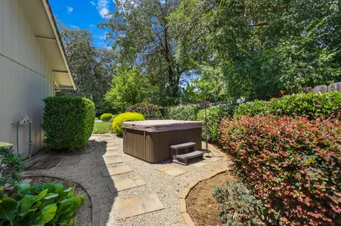 Exterior - 2364 La Madre Ct, Redding, CA 96002 photo 6 of 10