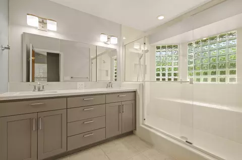 Bath - 2364 La Madre Ct, Redding, CA 96002 photo 1 of 2