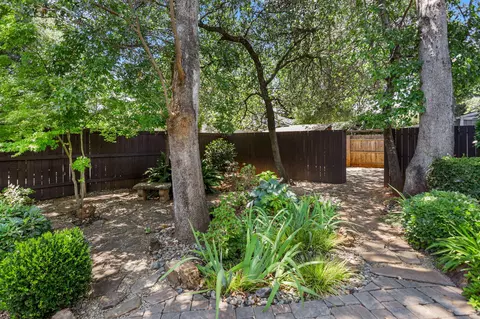 Exterior - 2364 La Madre Ct, Redding, CA 96002 photo 2 of 10