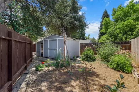 Exterior - 2364 La Madre Ct, Redding, CA 96002 photo 5 of 10