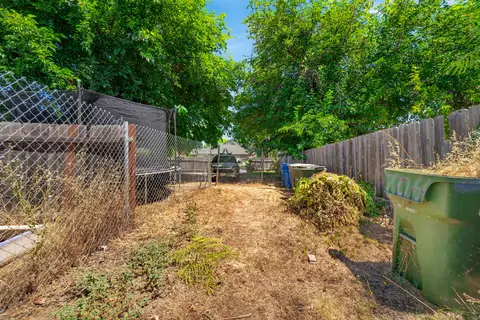 Exterior - 704706 State St, Redding, CA 96001 photo 12 of 18