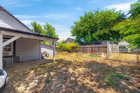 Exterior - 704706 State St, Redding, CA 96001 photo 9 of 18