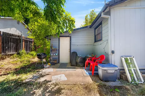 Exterior - 704706 State St, Redding, CA 96001 photo 6 of 18