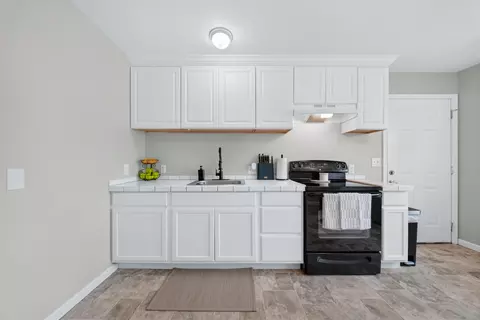 Kitchen - 704706 State St, Redding, CA 96001 photo 4 of 4