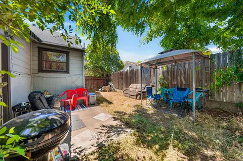 Exterior - 704706 State St, Redding, CA 96001 photo 7 of 18