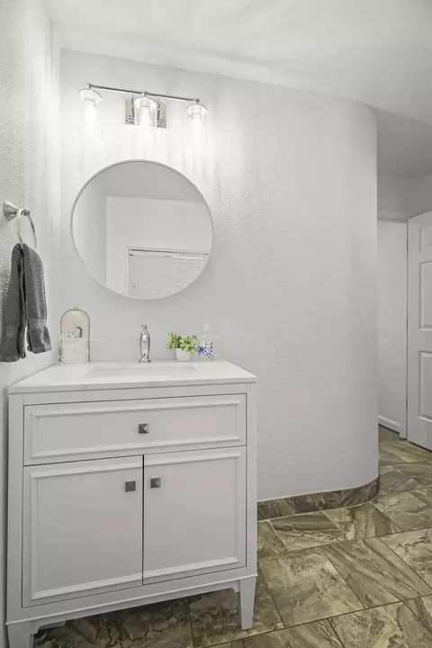 Bath - 15745 Montgomery Ranch Rd, Redding, CA 96001 photo 4 of 5