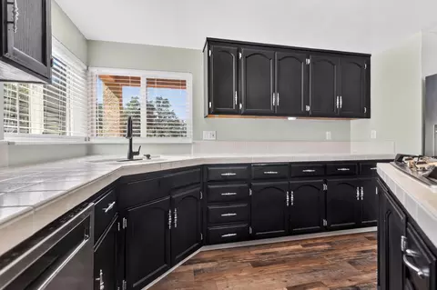 Kitchen - 13672 Twin Lakes Ln, Redding, CA 96003 photo 2 of 3
