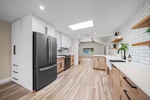 Kitchen - 3262 Rancho Rd, Redding, CA 96002 photo 4 of 5