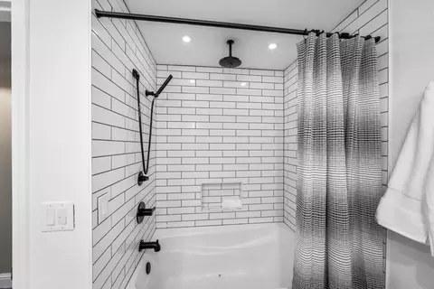 Bath - 3262 Rancho Rd, Redding, CA 96002 photo 2 of 3