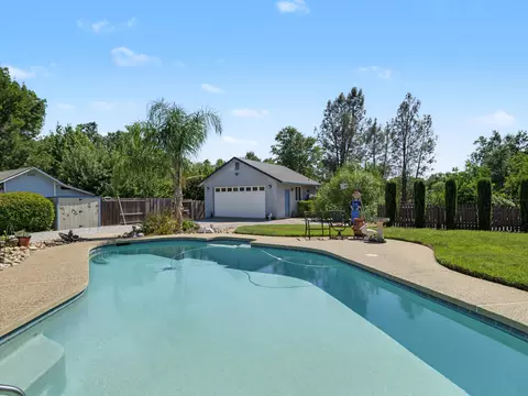 Exterior - 11402 Wales Dr, Redding, CA 96003 photo 5 of 13