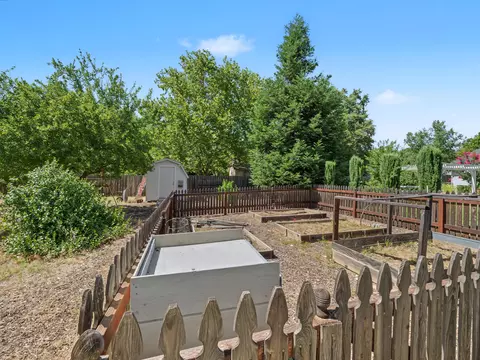 Exterior - 11402 Wales Dr, Redding, CA 96003 photo 11 of 13
