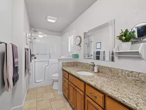 Bath - 11402 Wales Dr, Redding, CA 96003 photo 1 of 3