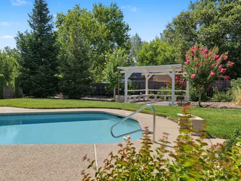 Exterior - 11402 Wales Dr, Redding, CA 96003 photo 4 of 13