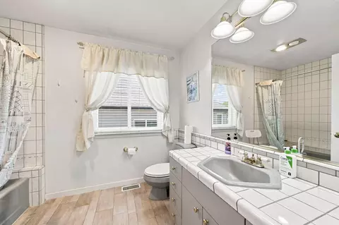 Bath - 1025 Chardonnay Walk, Redding, CA 96001 photo 5 of 7
