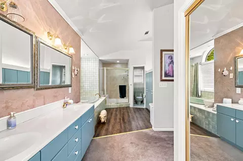 Bath - 1025 Chardonnay Walk, Redding, CA 96001 photo 2 of 7