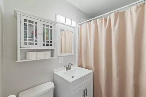Bath - 3923 Meteor St, Redding, CA 96002 photo 1 of 1