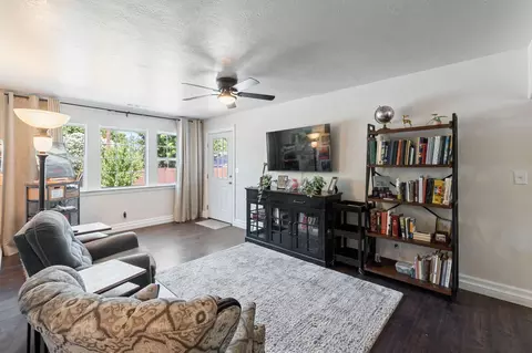 Living - 3923 Meteor St, Redding, CA 96002 photo 1 of 2