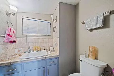 Bath - 4562 E Bonnyview Rd, Redding, CA 96001 photo 4 of 4