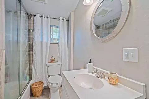 Bath - 4562 E Bonnyview Rd, Redding, CA 96001 photo 2 of 4