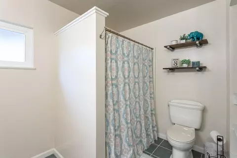 Bath - 1738 Lazelle Ct, Redding, CA 96002 photo 2 of 2