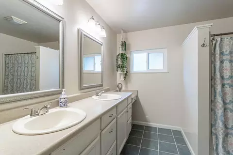 Bath - 1738 Lazelle Ct, Redding, CA 96002 photo 1 of 2