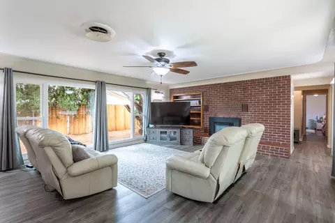 Living - 1738 Lazelle Ct, Redding, CA 96002 photo 2 of 3